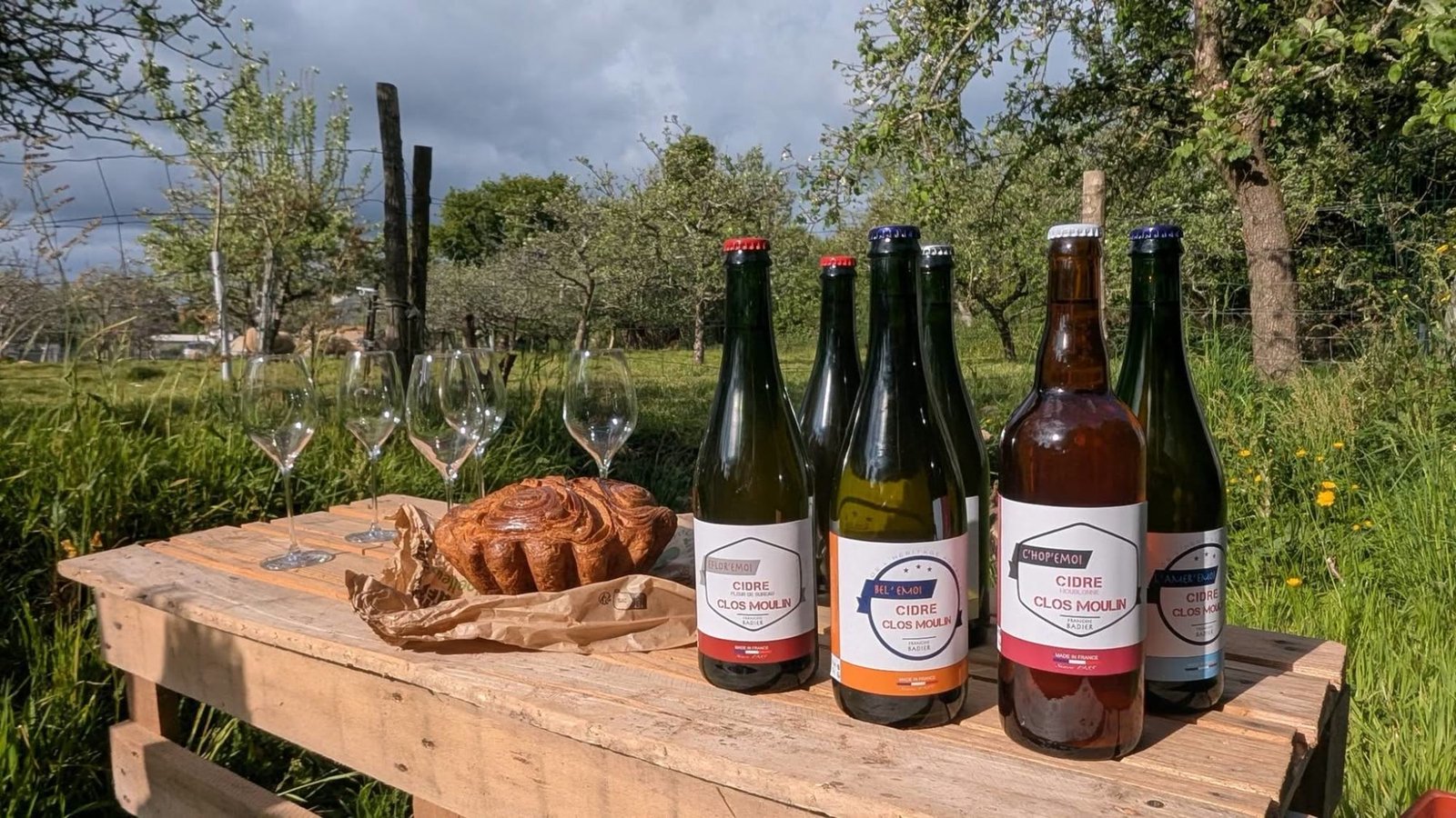 Les cuvées Clos Moulin servies sur une table dans le verger