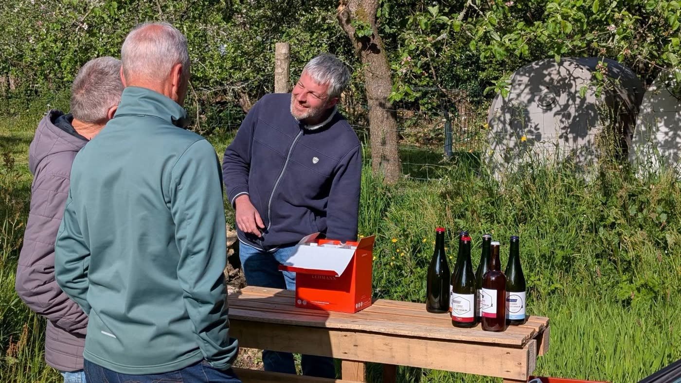 Dégustation avec des visiteurs au verger