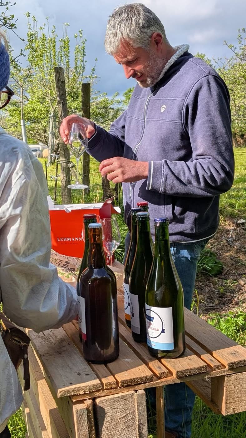 François prépare les verres pour la dégustation