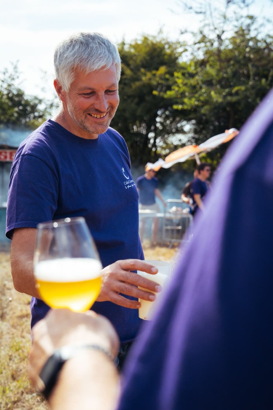 Un verre de cidre partagé au soleil