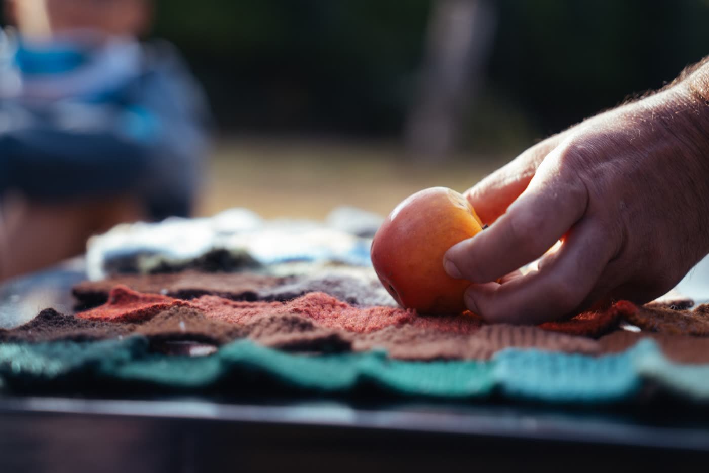 Une pomme posée sur l'atelier des couleurs