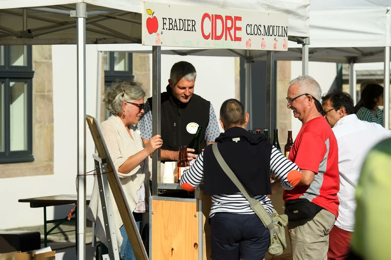 François Badier servant son cidre sur son stand de dégustation