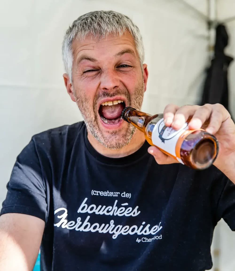 François Badier ouvrant une bouteille de cidre Clos Moulin